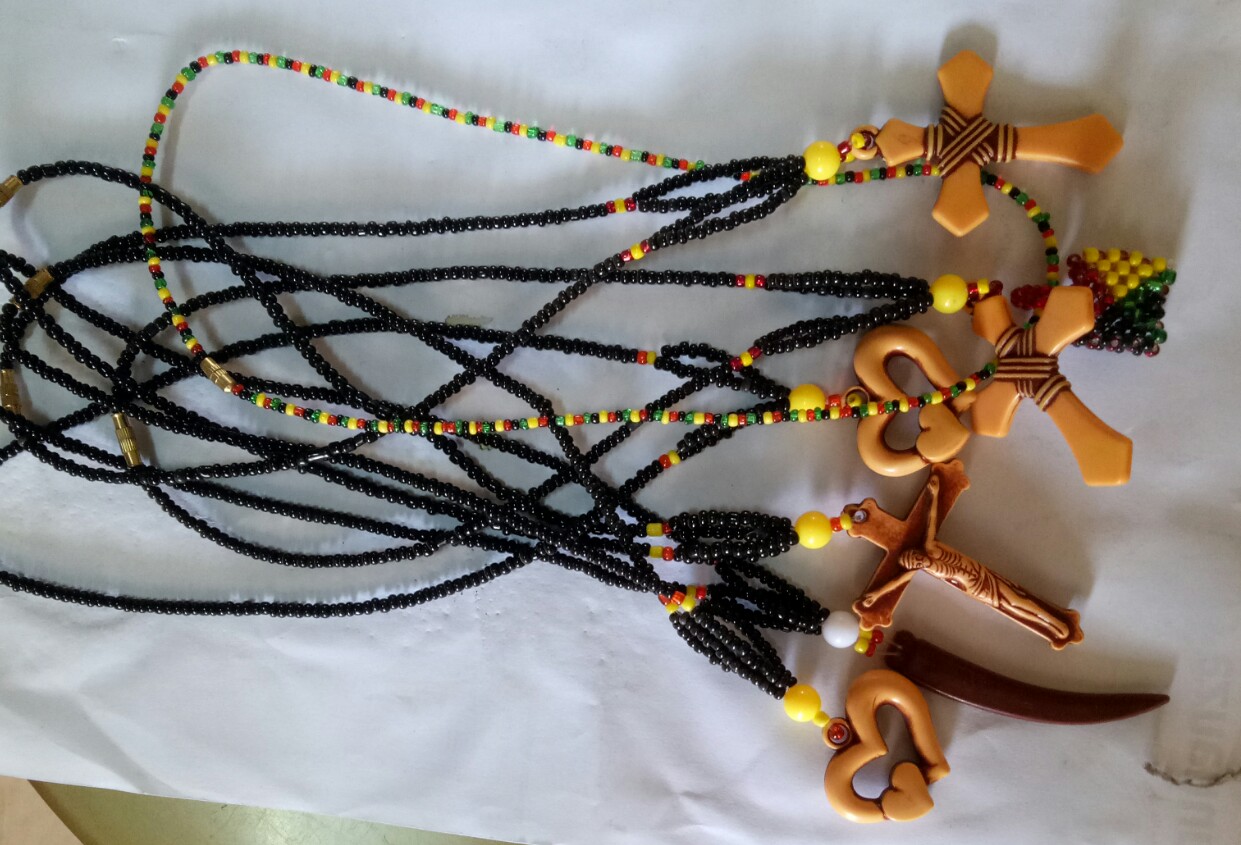 necklaces zenye misalaba na vidani vya umbo la moyo